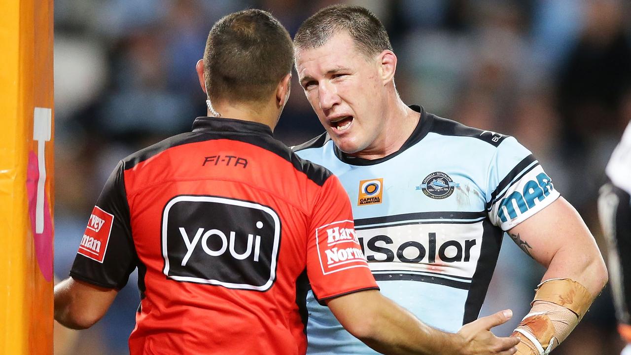 Paul Gallen argues with referee Ashley Klein.