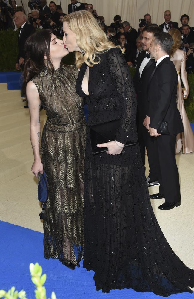 Frances Bean Cobain kisses her mother Courtney Love at the “Rei Kawakubo/Comme des Garcons: Art Of The In-Between” Costume Institute Gala at Metropolitan Museum of Art on May 1, 2017 in New York City. Picture: Getty