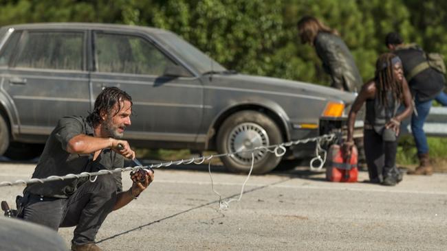 Anyone for a dynamite love affair? Rick and Michonne dismantle the trap and then use the steel cable to dismantle some Walkers.