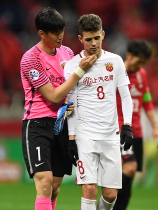 Oscar of Shanghai SIPG is comforted by his teammate.