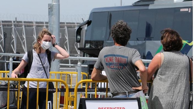 Passengers from United Airlines flight from San Francisco walk to a bus where they will be transferred to hotel quarantine in Sydney. Picture: NCA NewsWire / Dylan Coker