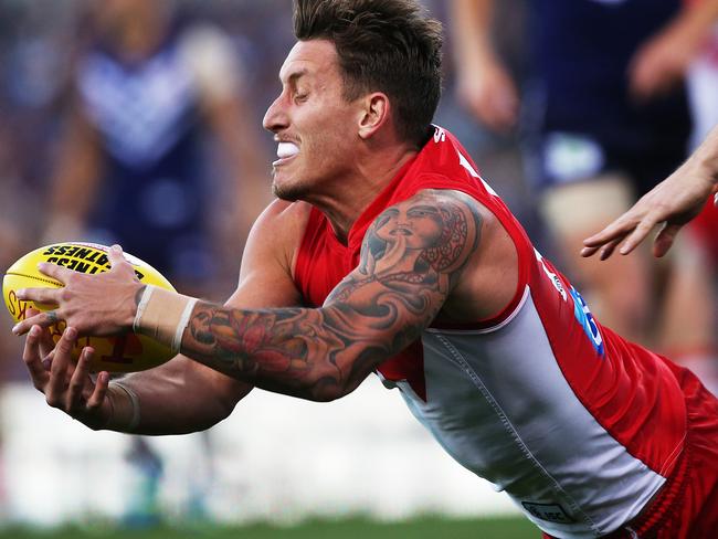 Sydney's Jesse White marks ahead of Fremantle's Luke McPharlin during AFL Preliminary final between Fremantle Dockers v Sydney Swans at Paterson's Stadium, Subiaco, Perth. pic. Phil Hillyard