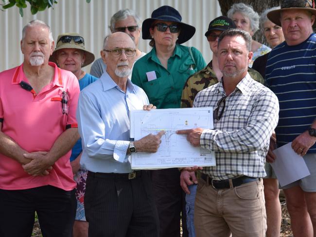 Rangewood residents with KAP Deputy Leader and Hinchinbrook MP Nick Dametto.