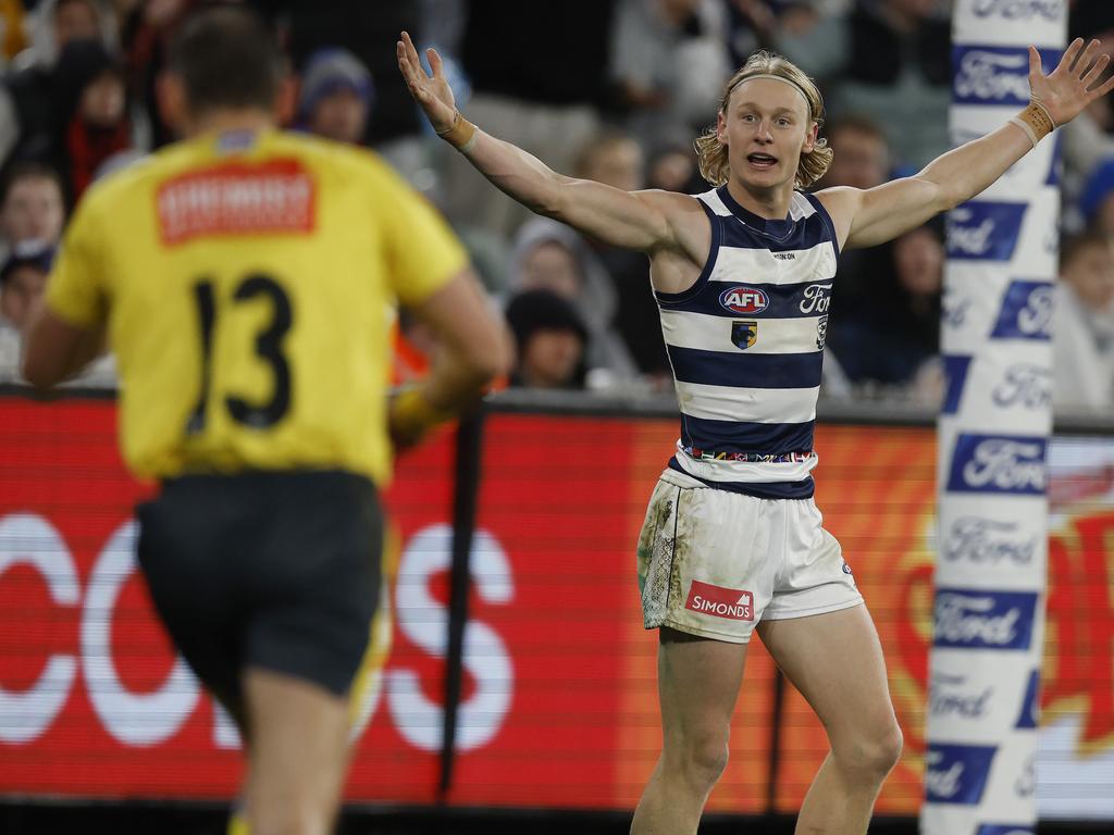 Oliver Dempsey appeals to the umpire after Jye Menzie walked the ball over the goal line. Picture: Michael Klein