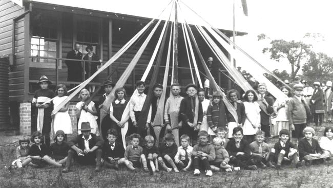 Oxford Falls Public School opening day in 1930. Courtesy Dee Why Library