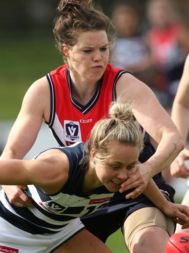 Elise O'Dea puts the pressure on Renee Garing. Picture: Hamish Blair