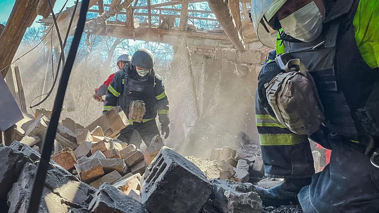 Rescuers working at the site of a missile attack in Mykolaivka, Donetsk region, amid the Russian invasion of Ukraine. (Photo by Handout / UKRAINIAN EMERGENCY SERVICE / AFP)