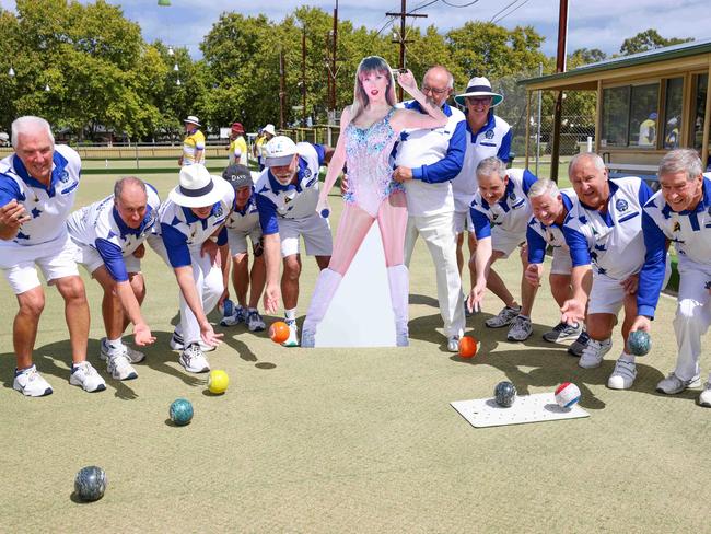 NEWS ADV Tay Tay a Colonel Light Gardens bowls pennants day. Tay Tay with members of Colonel Light Gardens Bowls ClubImage/Russell Millard Photography