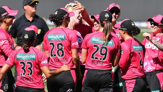 Sydney Sixers players celebrates a dismissal during the Women's Big Bash League cricket match between the Sixers and the Strikers at the Adelaide Oval, Adelaide, on Friday, February 2, 2018. (AAP Image/David Mariuz) NO ARCHIVING, EDITORIAL USE ONLY, IMAGES TO BE USED FOR NEWS REPORTING PURPOSES ONLY, NO COMMERCIAL USE WHATSOEVER, NO USE IN BOOKS WITHOUT PRIOR WRITTEN CONSENT FROM AAP