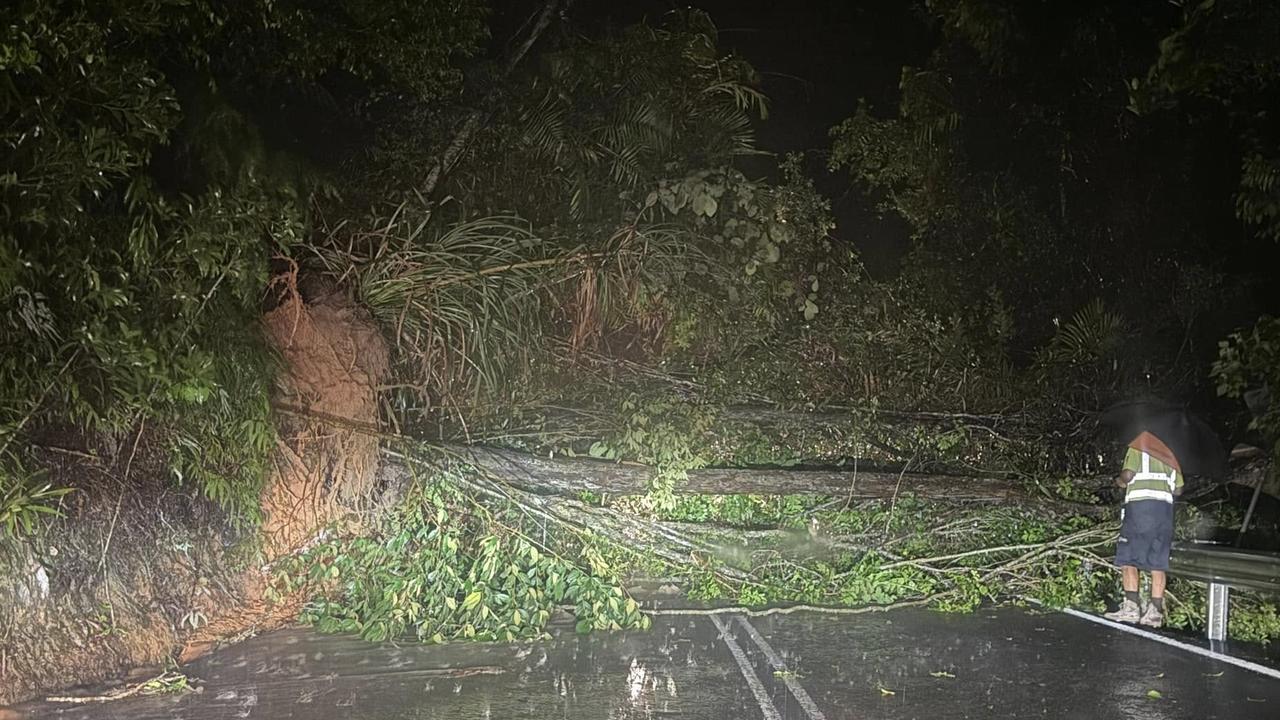 A landslide has partially blocked the Kuranda Range Road. At 5.55am one lane of the mountain road opened. Picture: Renee Wuoti