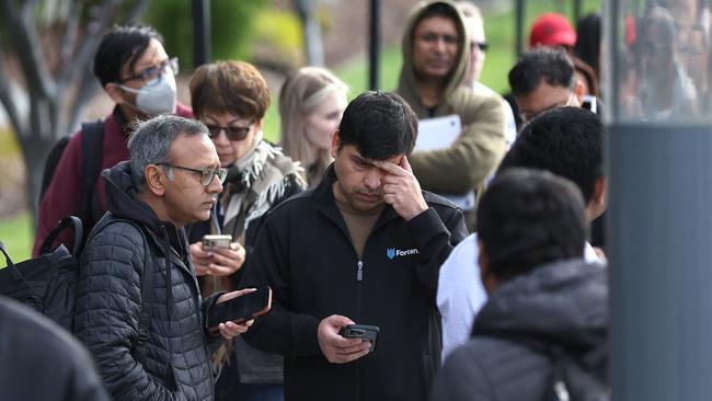 SANTA CLARA, CALIFORNIA - MARCH 13: People line up outside of a Silicon Valley Bank office on March 13, 2023 in Santa Clara, California. Days after Silicon Valley Bank collapsed, customers are lining up to try and retrieve their funds from the failed bank. The Silicon Valley Bank failure is the second largest in U.S. history.   Justin Sullivan/Getty Images/AFP (Photo by JUSTIN SULLIVAN / GETTY IMAGES NORTH AMERICA / Getty Images via AFP)