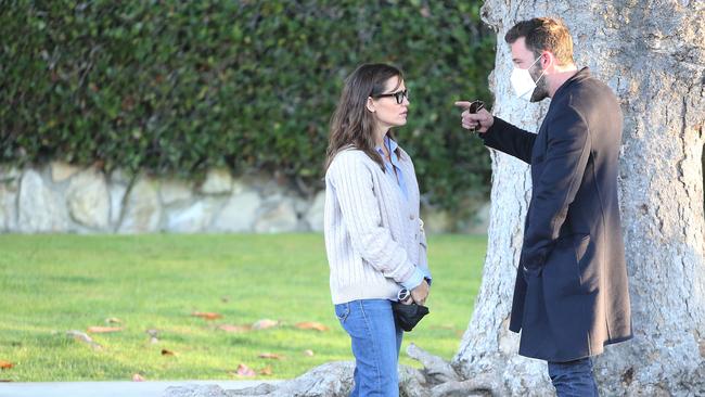 Jennifer Garner and Ben Affleck meet for a chat in Santa Monica. Picture: ENT/SplashNews.com