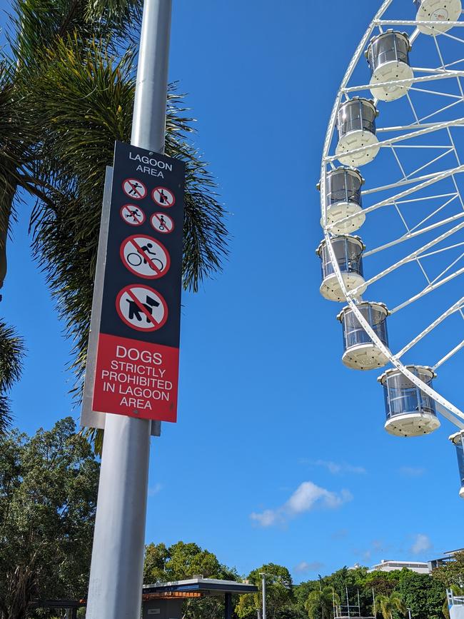 Dogs Prohibited Sign at the Esplanade Lagoon. Photographer: Kate Stephenson