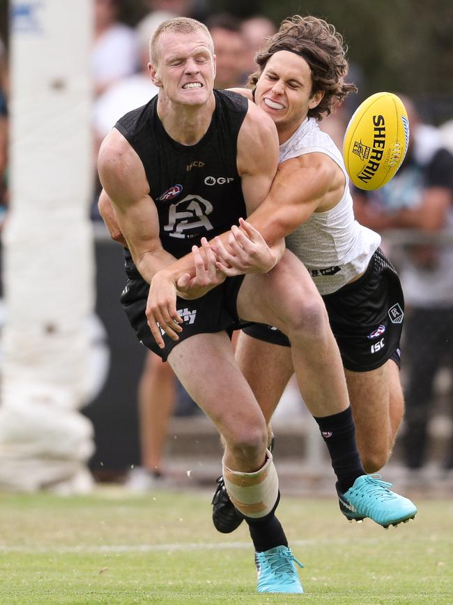 Riley Grundy spoils Sam Hayes. Picture: Matt Turner/AFL Photos via Getty Images