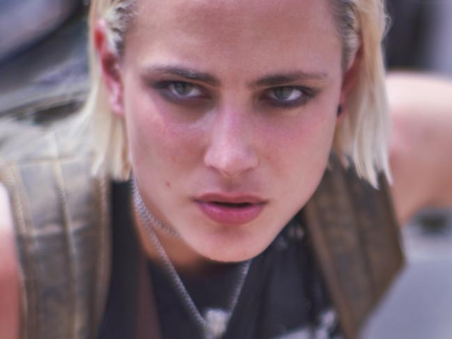 ARMY OF THE DEAD (L to R) NORA ARNEZEDER as LILLY (THE COYOTE) in ARMY OF THE DEAD. Cr. CLAY ENOS/NETFLIX © 2021