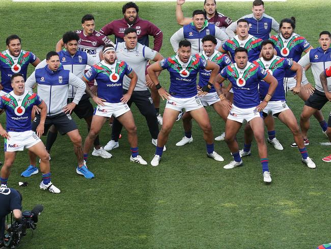 GOSFORD, AUSTRALIA - SEPTEMBER 27: Warriors players perform the Haka for retiring Warriors player Adam Blair after the round 20 NRL match between the New Zealand Warriors and the Manly Sea Eagles at Central Coast Stadium on September 27, 2020 in Gosford, Australia. (Photo by Matt King/Getty Images)