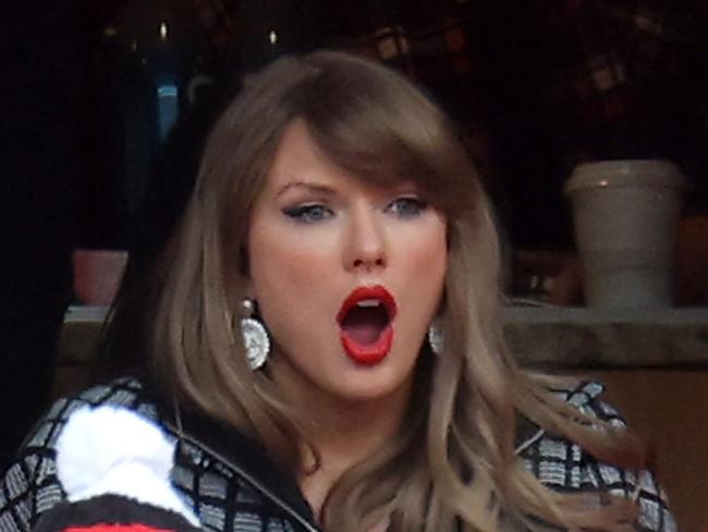 KANSAS CITY, MISSOURI - JANUARY 18: Singer-songwriter Taylor Swift reacts during the first quarter in the AFC Divisional Playoff between the Houston Texans and the Kansas City Chiefs at GEHA Field at Arrowhead Stadium on January 18, 2025 in Kansas City, Missouri.   Jamie Squire/Getty Images/AFP (Photo by JAMIE SQUIRE / GETTY IMAGES NORTH AMERICA / Getty Images via AFP)