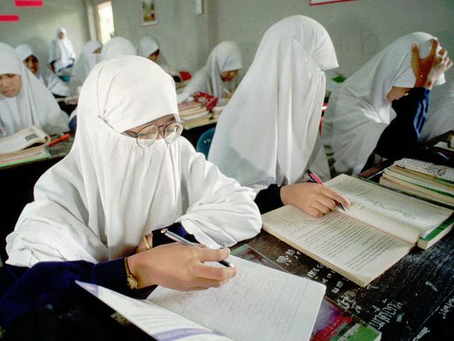 Muslim girl students attend an English class at a traditional Muslim school in Muang district of Pattani province, south of Bangkok 08 Jan 1998. / Thailand / Education o/seas costumes burqa