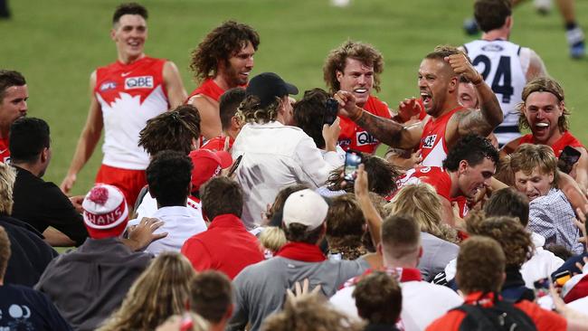 Lance Franklin celebrates kicking his 1000th career goal at SCG. Picture: AFL Photos