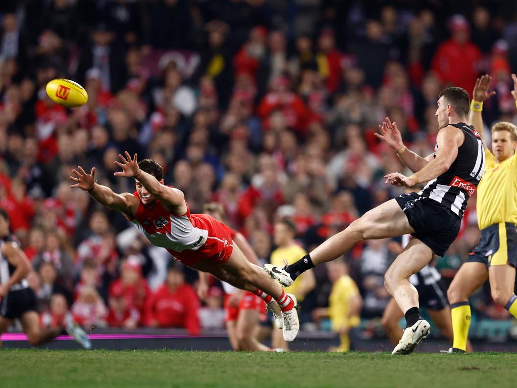 SYDNEY, AUSTRALIA – AUGUST 09: Tom McCartin of the Swans attempts to smother the kick of Daniel McStay of the Magpies during the 2024 AFL Round 22 match between the Sydney Swans and the Collingwood Magpies at The Sydney Cricket Ground on August 09, 2024 in Sydney, Australia. (Photo by Michael Willson/AFL Photos via Getty Images)