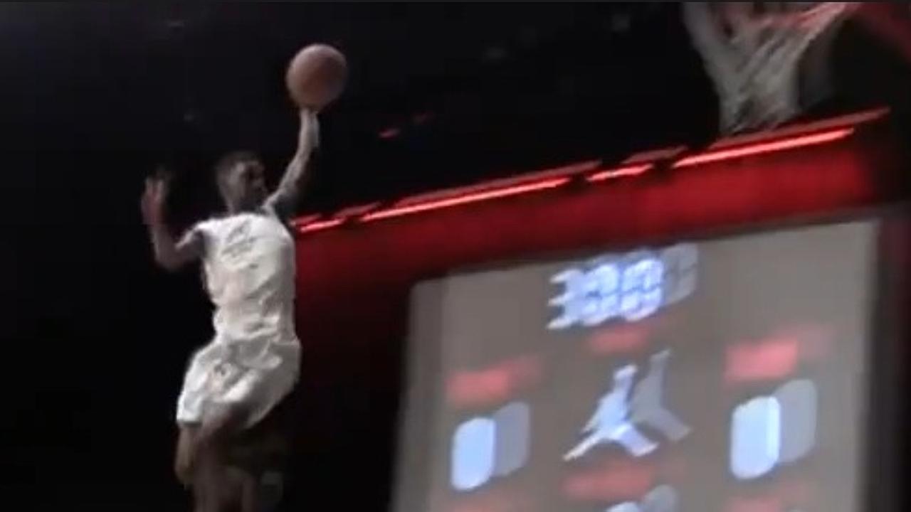 Shelby McEwen slam dunks from beyond freethrow line while still in