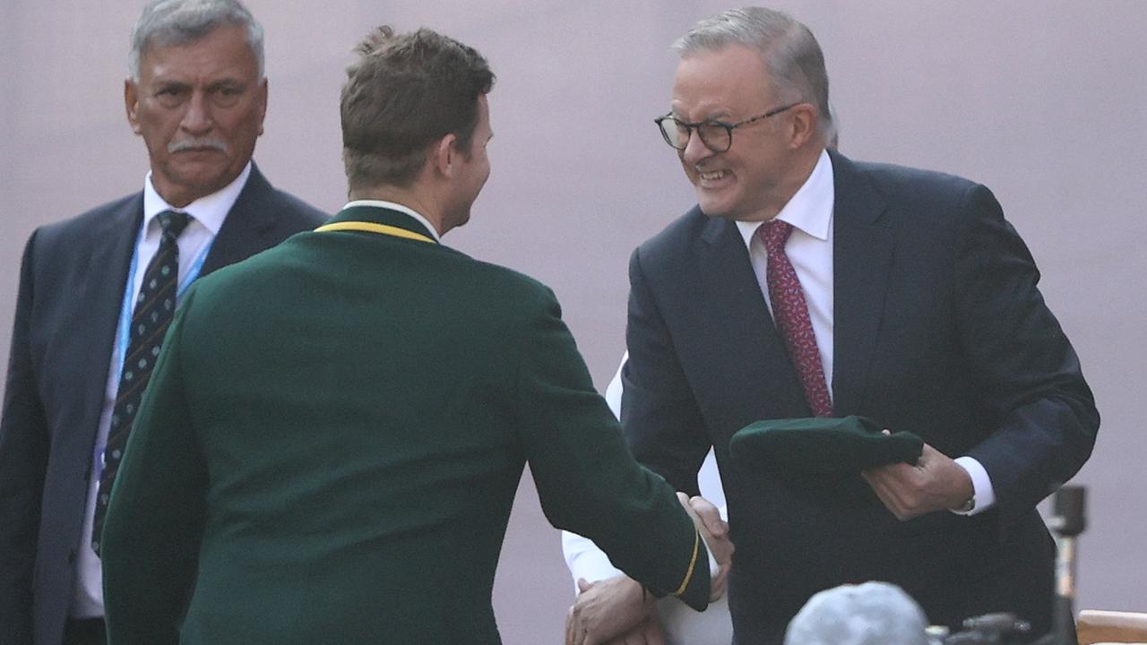 Anthony Albanese and Australian captain Steve Smith.