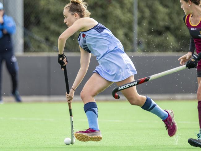 Makayla Jones playing for Goulburn in the NSW U18 Girls Hockey Titles.