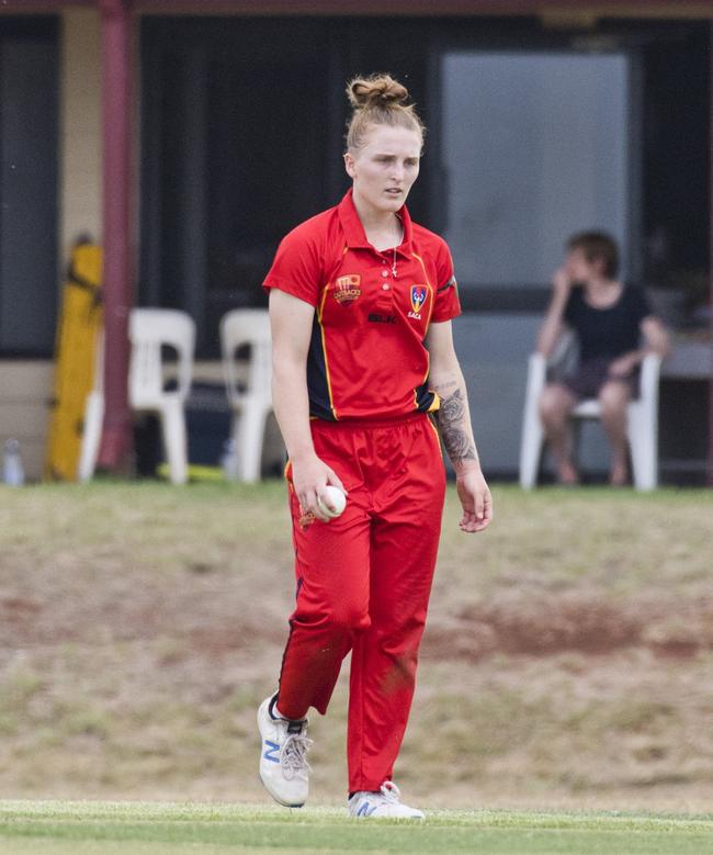 Shania McKinnon bowls for SA