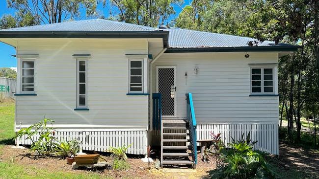 This Woodford house is listed for $550 a week. But "the air conditioning units pictured have been decommissioned and do not work".