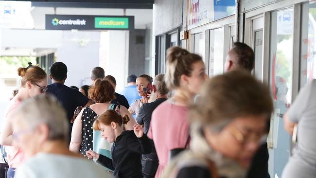 People queue outside Centrelink. (AAP Image/Claudia Baxter)