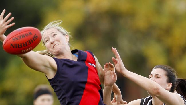 s48dv955 FOX FM's Jo Stanley debut's for Diamond Creek playing in the Victorian Women's Football League against Scoresby. DC's Tanya Hetherington in action.