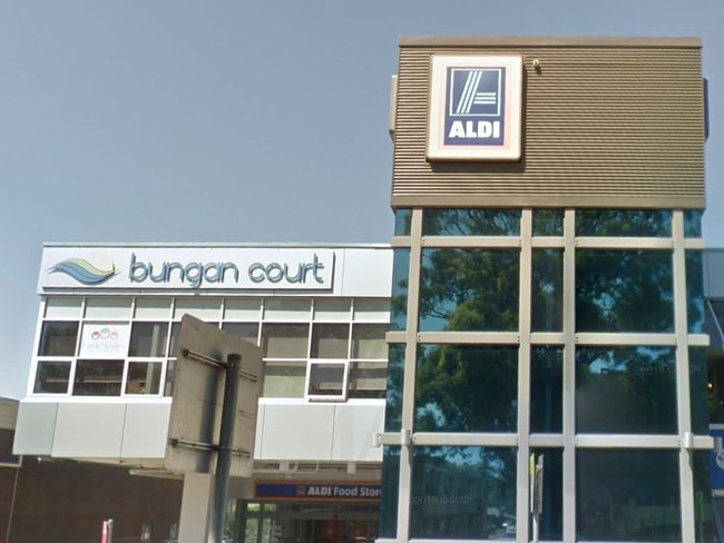 Two men were allegedly threatened with a knife and assaulted when they helped a woman whose phone has been snatched from her grasp at the Aldi supermarket in Waratah St, Mona Vale. Source: Google Maps