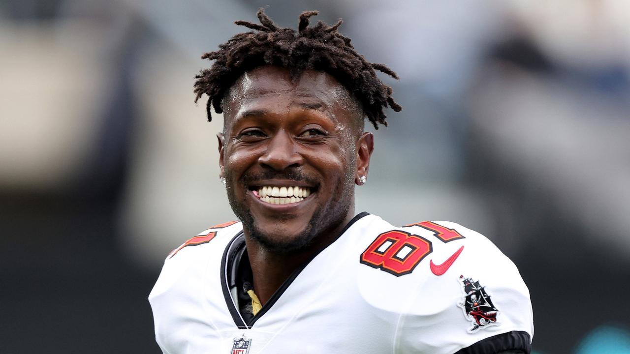 Antonio Brown #81 of the Tampa Bay Buccaneers warms up prior to the game against the New York Jets at MetLife Stadium on January 02, 2022 in East Rutherford, New Jersey.