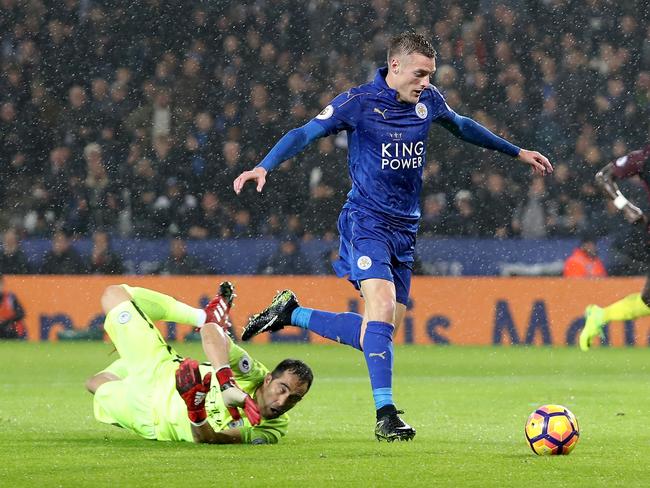 Jamie Vardy of Leicester City (R) scores.