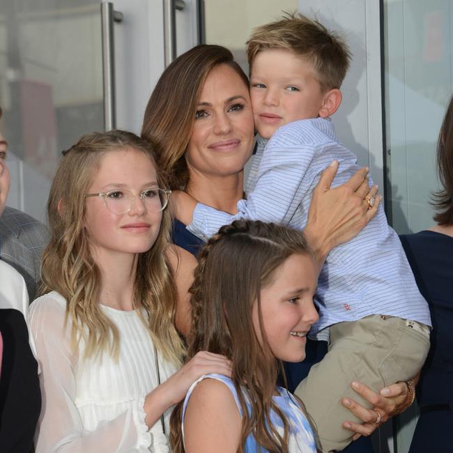 Jennifer Garner pose with children Violet, Samuel and Seraphina. (Photo by Albert L. Ortega/Getty Images)