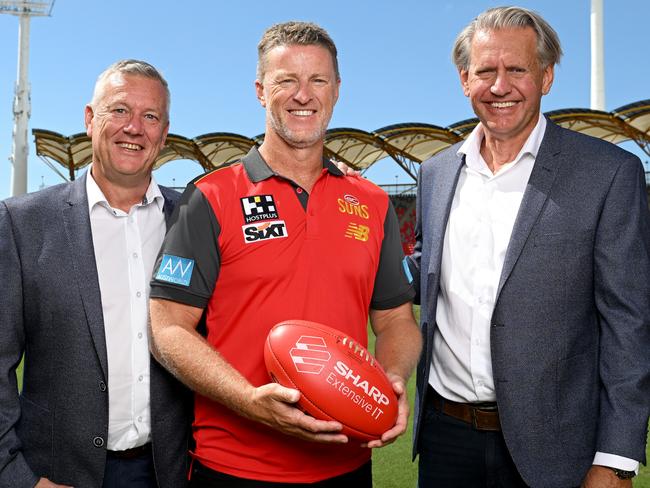 Damien Hardwick with Suns chief executive Mark Evans (L) and chairman Bob East. Picture: Bradley Kanaris/Getty Images