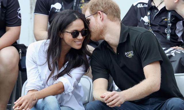 Prince Harry (R) and Meghan Markle (L) attend a Wheelchair Tennis match during the Invictus Games 2017 at Nathan Philips Square on September 25, 2017 in Toronto, Canada Chris Jackson/Getty Images for the Invictus Games Foundation/AFP / AFP PHOTO / GETTY IMAGES NORTH AMERICA / CHRIS JACKSON