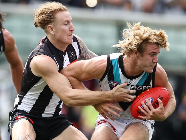 MELBOURNE . 25/03/2023.  AFL Round 2.  Collingwood vs Port Adelaide at the MCG.  Jason Horne-Francis of the Power tries to break the tackle od Beau McCreery of the Magpies during the 3rd qtr.   . Pic: Michael Klein