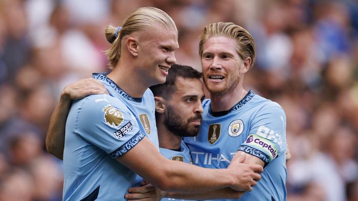 LONDON, ENGLAND - AUGUST 18: Erling Haaland of Manchester City celebrates scoring the opening goal with Kevin De Bruyne and Bernardo Silva during the Premier League match between Chelsea FC and Manchester City FC at Stamford Bridge on August 18, 2024 in London, England. (Photo by Marc Atkins/Getty Images)