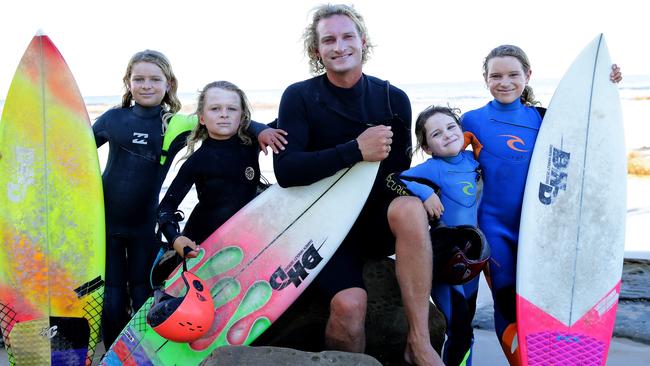 sabre-norris-creates-surf-history-at-sally-fitzgibbons-event-amanda