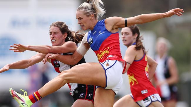 Brisbane’s Orla O’Dwyer kicks the her team forward against the Saints at the weekend. Picture: Michael Klein