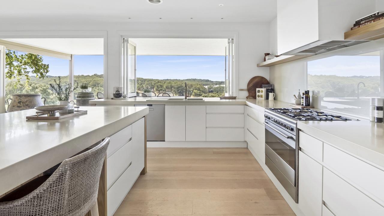 The light and bright kitchen.