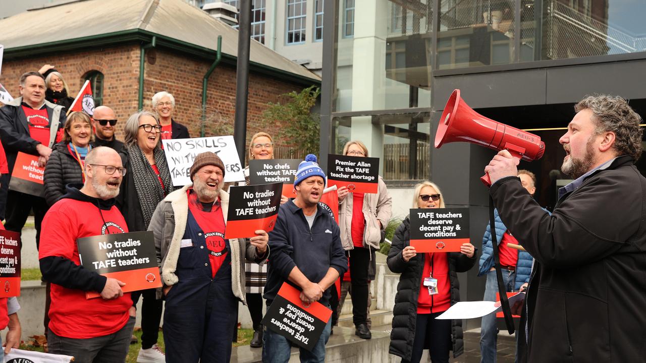 The Gordon Geelong TAFE teachers joing in on AEU statewide TAFE strike ...