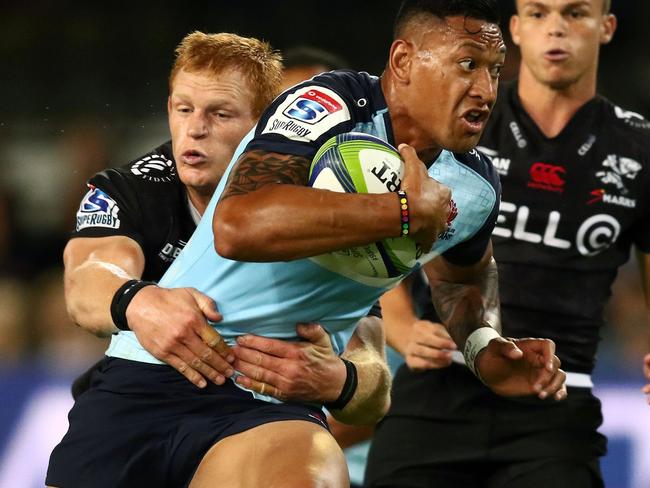 Sharks' Philip Van der Walt (L) tackles Waratahs' Israel Folau (R) during the SuperXV rugby match between Sharks and Waratahs at the Kings Park rugby stadium on March 11, 2017 in Durban. / AFP PHOTO / ANESH DEBIKY