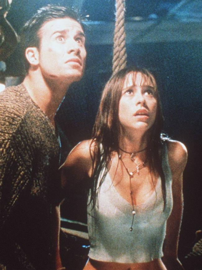 Actors Freddie Prinze Jr and Jennifer Love Hewitt in film 'I Know What You Did Last Summer'.