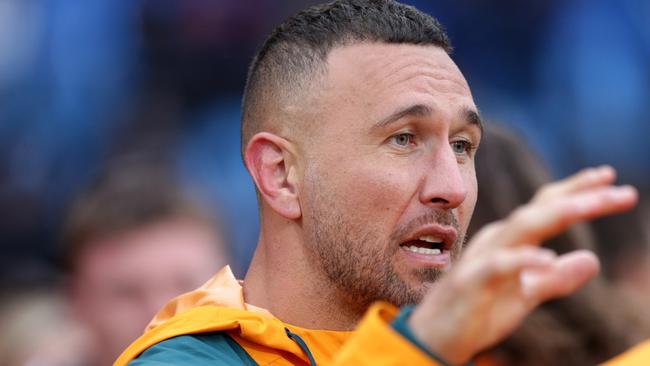 MENDOZA, ARGENTINA - AUGUST 06: Quade Cooper of Australia talks to a teammate from the sidelines after suffering an injury during The Rugby Championship match between Argentina Pumas and Australian Wallabies  at Estadio Malvinas Argentinas on August 06, 2022 in Mendoza, Argentina. (Photo by Daniel Jayo/Getty Images)