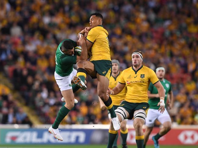 Rob Kearney of Ireland (left) competes with Israel Folau of the Wallabies for a high ball during the First Test between Australia and Ireland at Suncorp Stadium in Brisbane, Saturday, June 9, 2018. (AAP Image/Dave Hunt) NO ARCHIVING, EDITORIAL USE ONLY