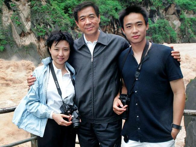 Bo Xilai (C) and his wife, Gu Kailai and son Bo Guagua. Pic web download from http://m1.aboluowang.com/news/data/uploadfile/200910/2009102101412239.jpg