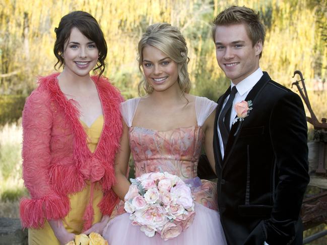 Margot Robbie, flanked by Ashleigh Brewer and Sam Clark, during her time on Neighbours.