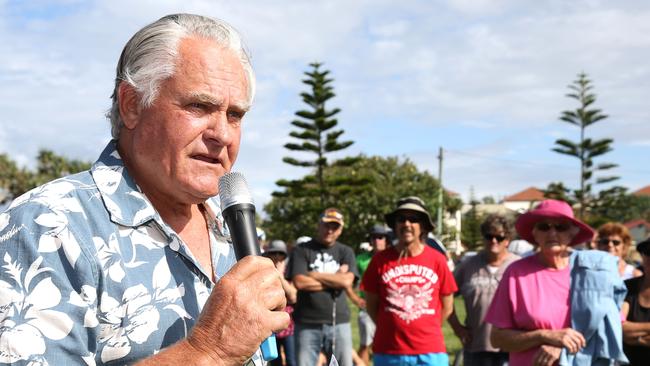 Peter Turner speaks to friends of Currumbin supporters who gathered to discuss the Tugun to Bilinga Oceanway, Tugun, Gold Coast in 2015. Picture: Regi Varghese.